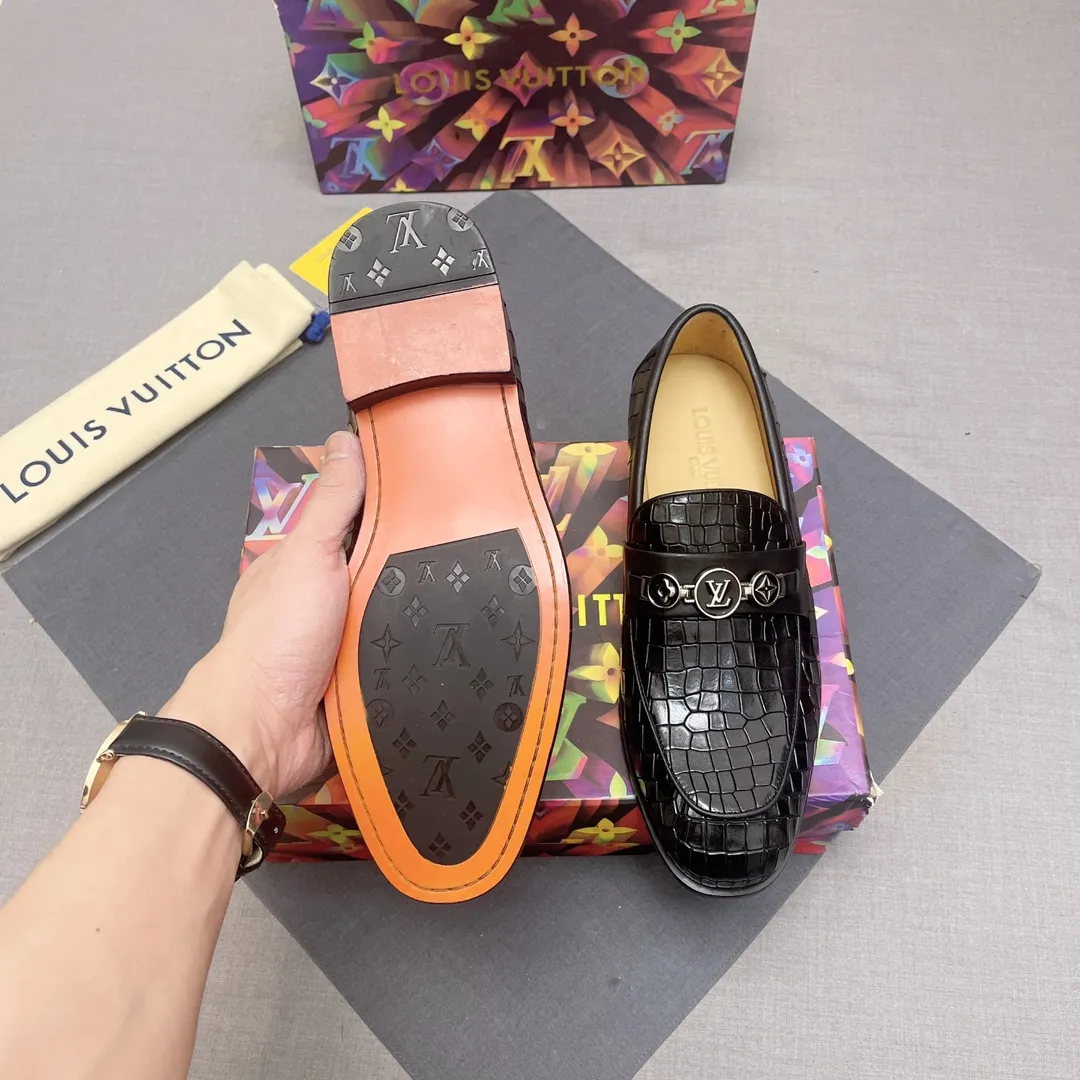 p440【LV】《Lv leather shoes are a must-have for trendy men. 👟Strong European fashion atmosphere. Generous shoe last. High-end quality. Fully imported first-layer cowhide. Sheepskin lining. Comfortable on the feet. Lightweight rubber outsole is thick and comfortable. 👍👍Its unique talent lies in its unremitting pursuit of innovation. 0️⃣0️⃣2️⃣ Code number 39 to 44 (Can be customized for 38.45) No. 0117